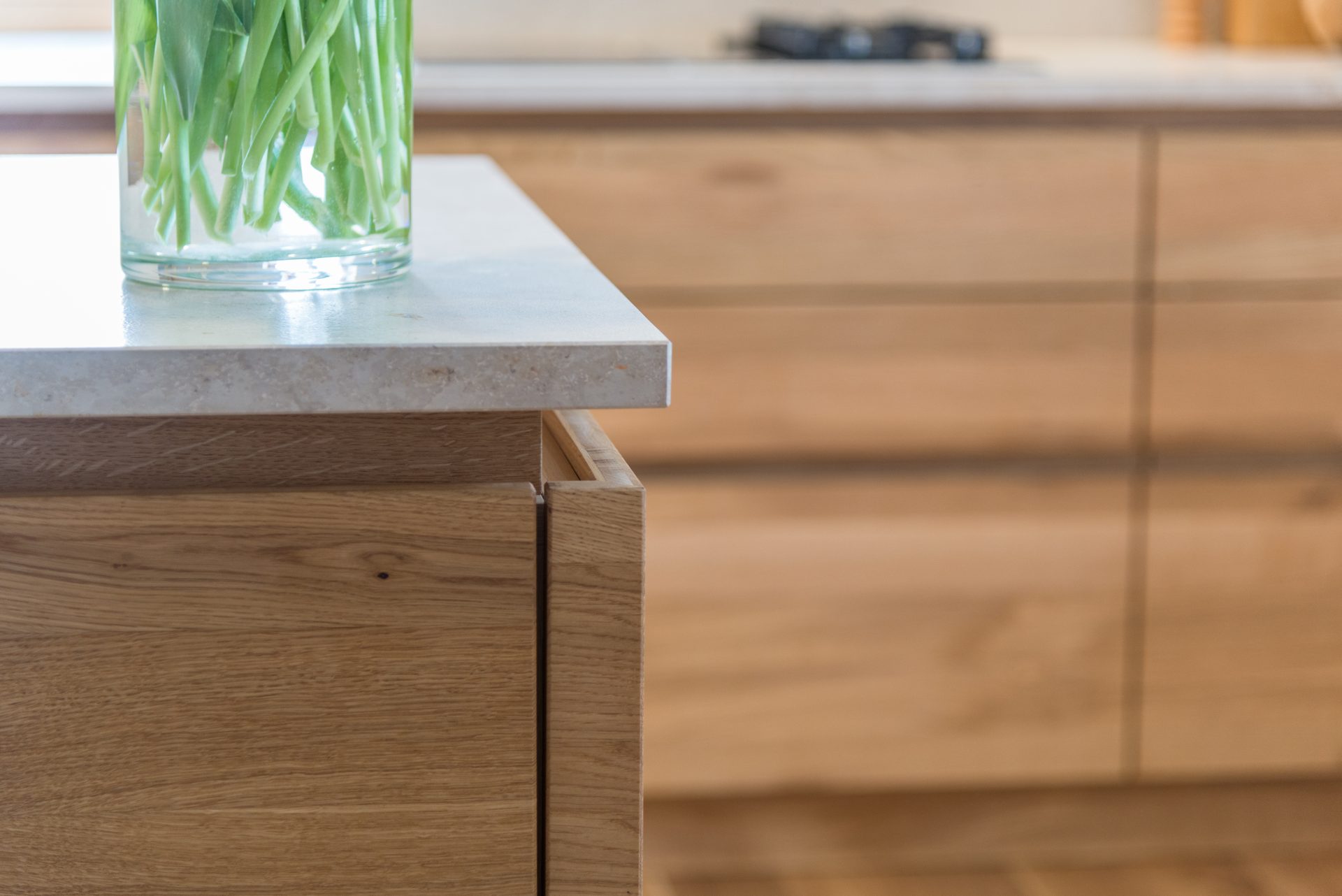 Detailansicht Naturstein trifft Eichenholz — Küchendetail Schreinerei Dinkelscherben