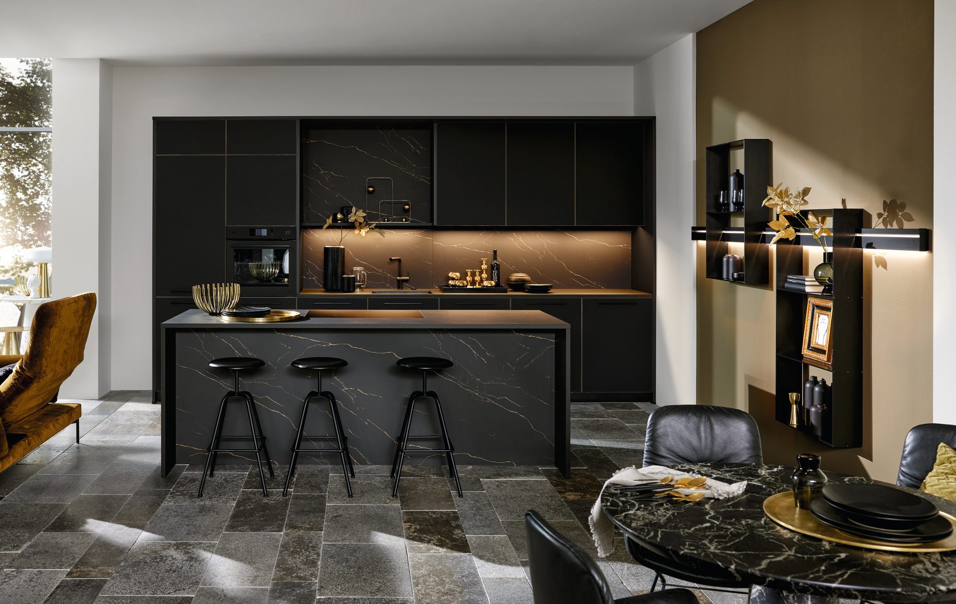 Nolte Küche FLAIR Schwarz mit Messing-Optik — moderne Küche nach Maß