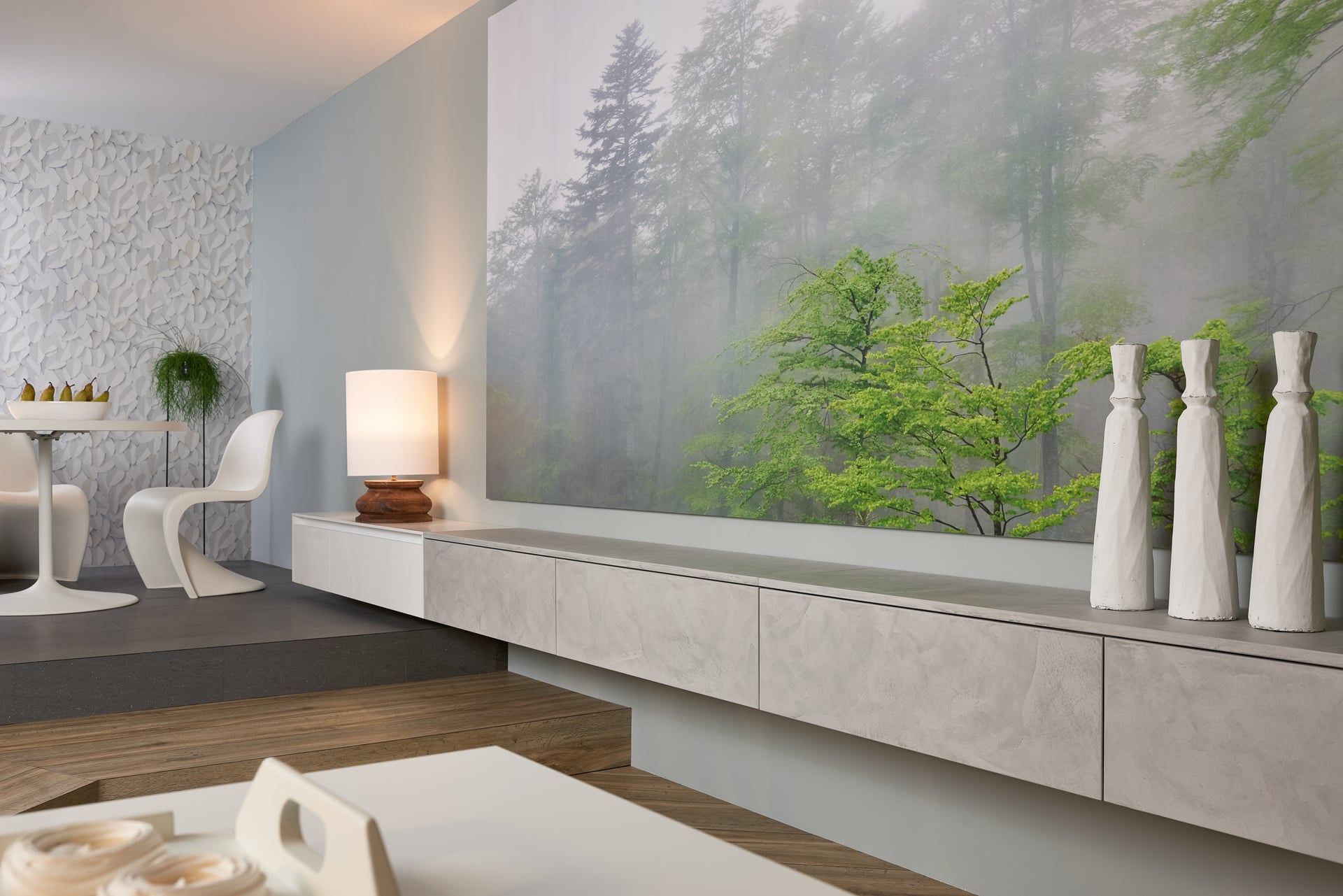 Massivholz-Sideboard vor Waldfototapete — individuelle Wohnraum­gestaltung