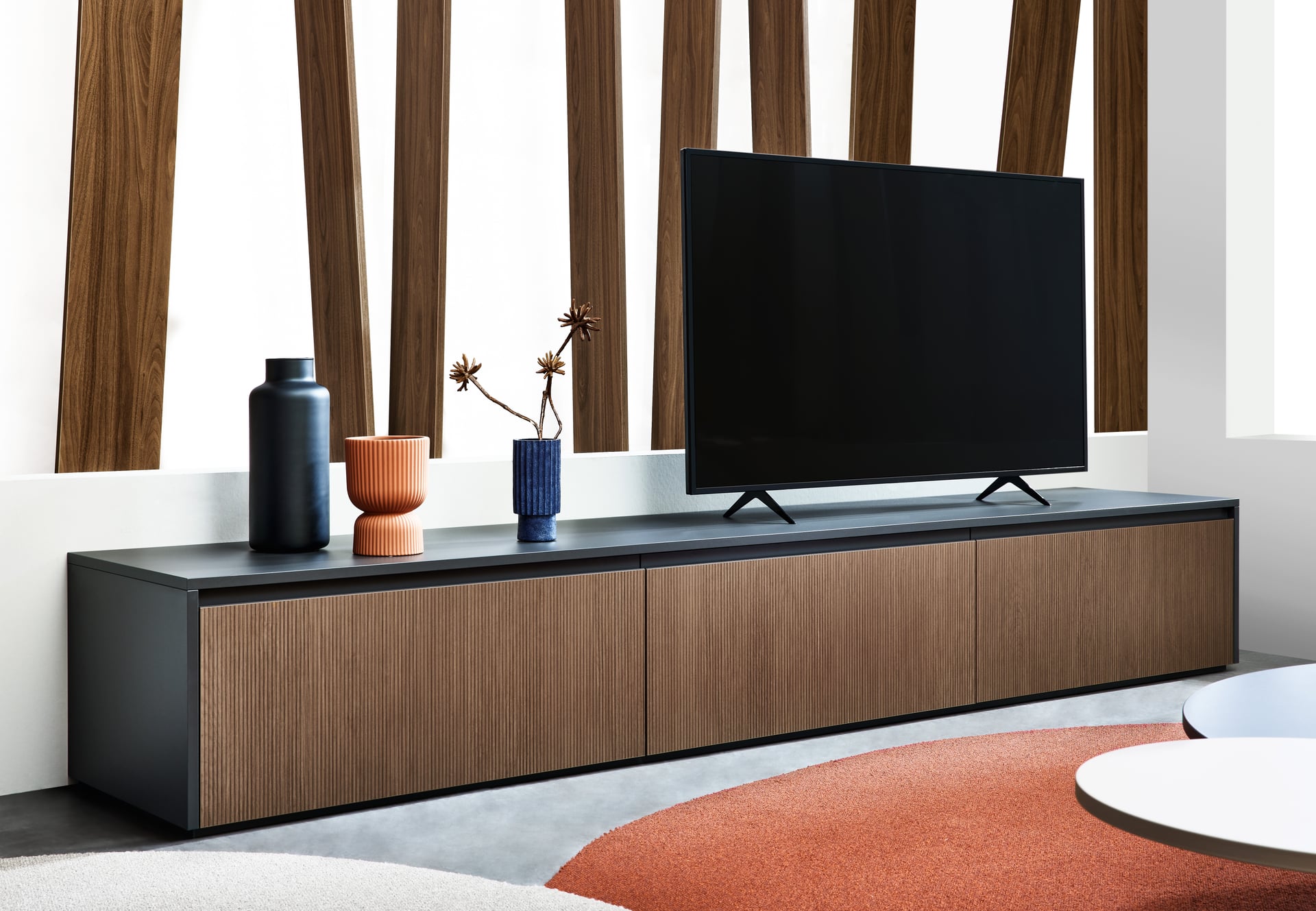 TV-Lowboard mit Holzlamellen-Wandverkleidung — individuelle Wohnzimmergestaltung